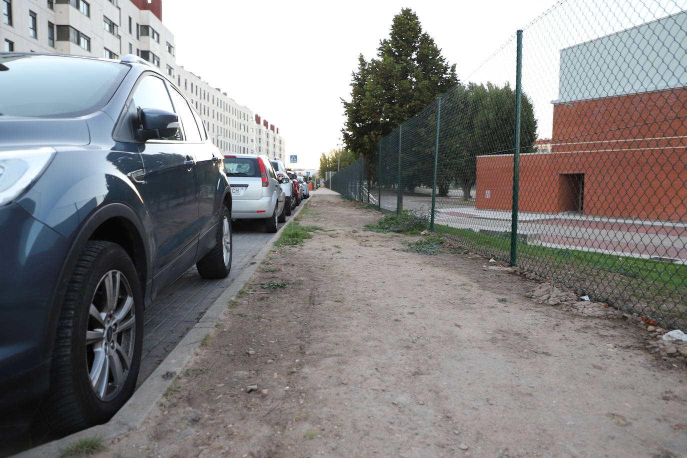 Vecinos de la calle Puente la Reina muestran su malestar por las escasas aceras en su zona.