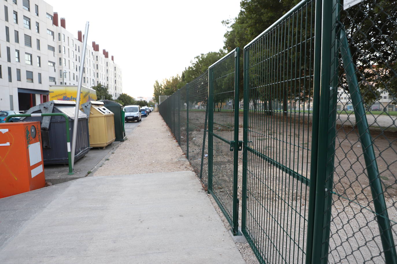 Vecinos de la calle Puente la Reina muestran su malestar por las escasas aceras en su zona.