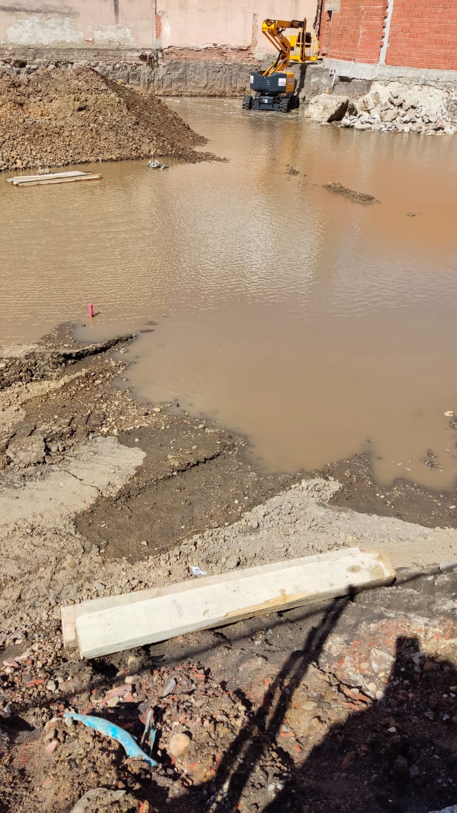 Fotos: Un solar del Paseo de la Isla acaba inundado por una rotura de una tubería