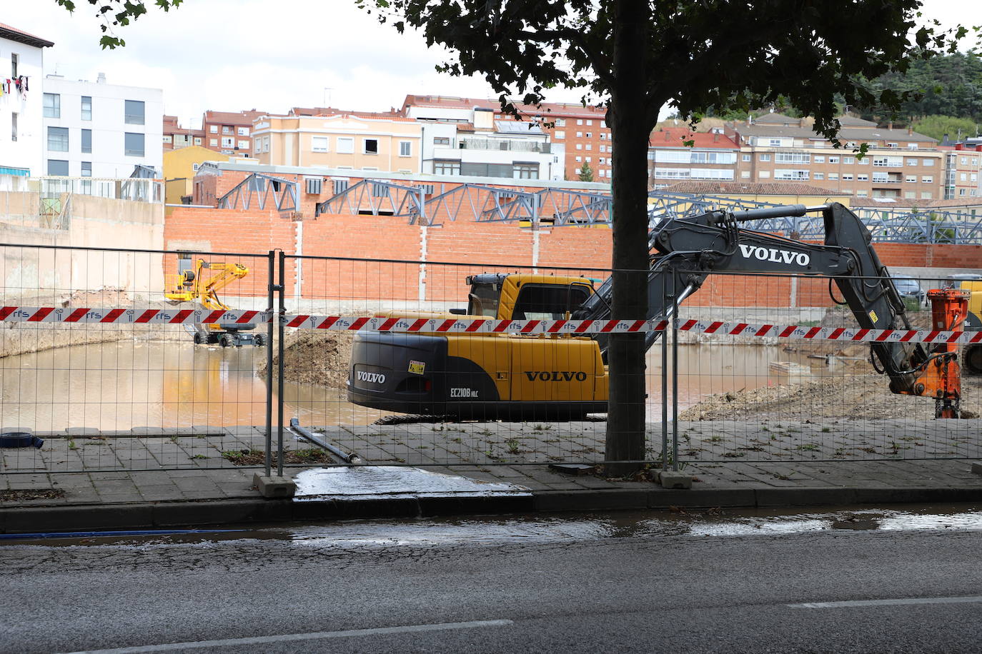 Fotos: Un solar del Paseo de la Isla acaba inundado por una rotura de una tubería