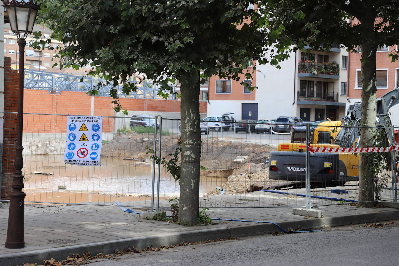 Fotos: Un solar del Paseo de la Isla acaba inundado por una rotura de una tubería