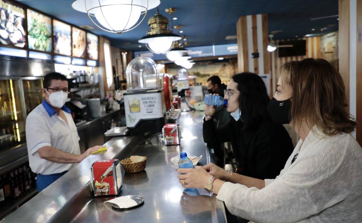 Varios clientes dentro de un bar. 