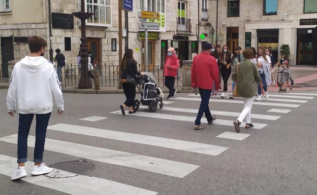 Varios ciudadanos cruzan este miércoles un paso de peatones por el centro de Burgos.