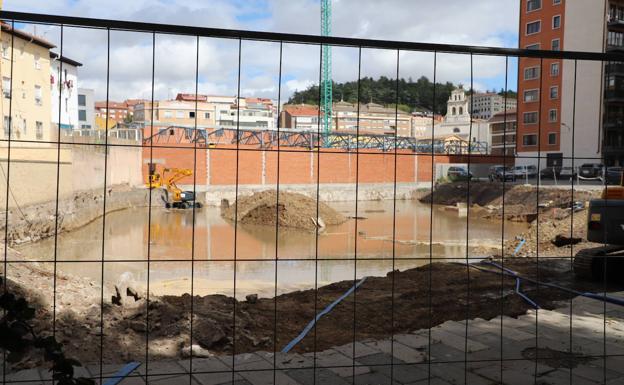 La rotura de una tubería inunda un solar en obras en el Paseo de la Isla