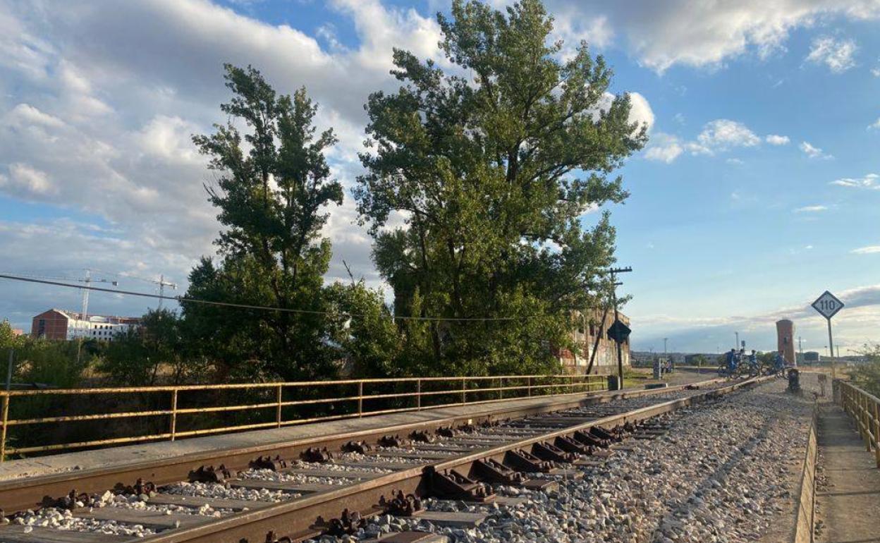 Vías del tren a su paso por Aranda de Duero.