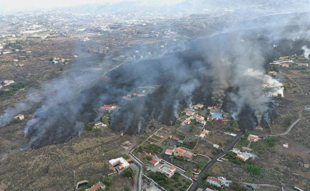 La lengua de lava iba arrasando ayer viviendas y fincas agrícolas. 