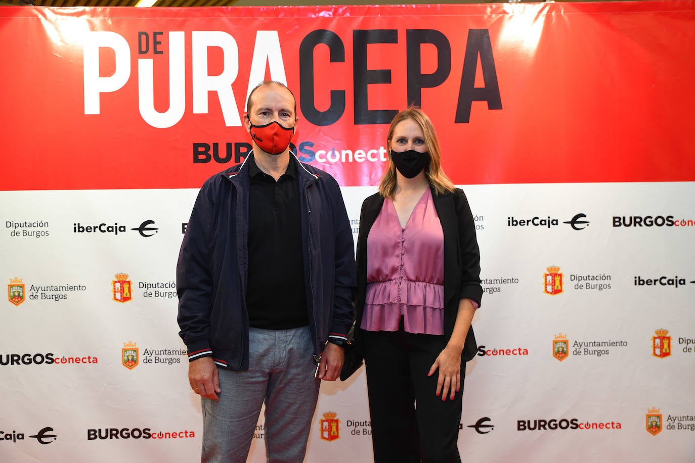 Ernesto Angulo, directivo del UBU San Pablo, y Rebeca Pasalodos, jefa de comunicación.