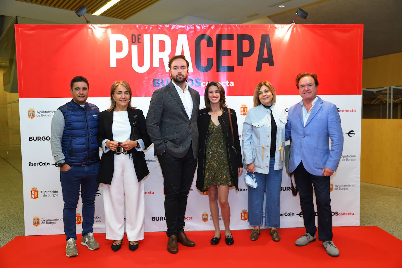 Loren Mena, Adela Martínez, Víctor Martínez, Andrea Moreno, Victoria Martínez y Manuel Martínez, en representación de Feygon Peluqueros, Río Vena Embutidos y Funeraria San José