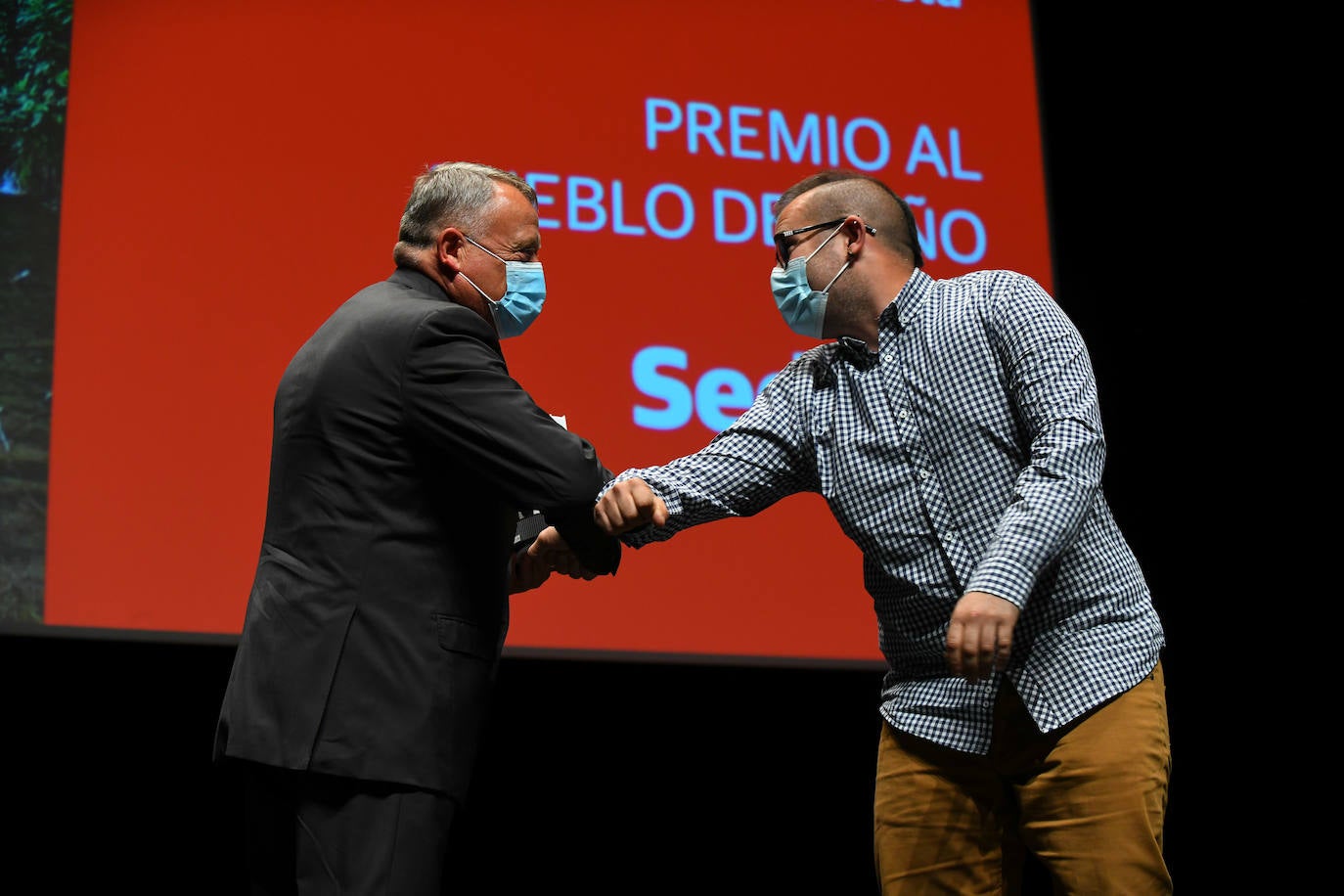 Los premiados posan con su galardón De Pura Cepa.