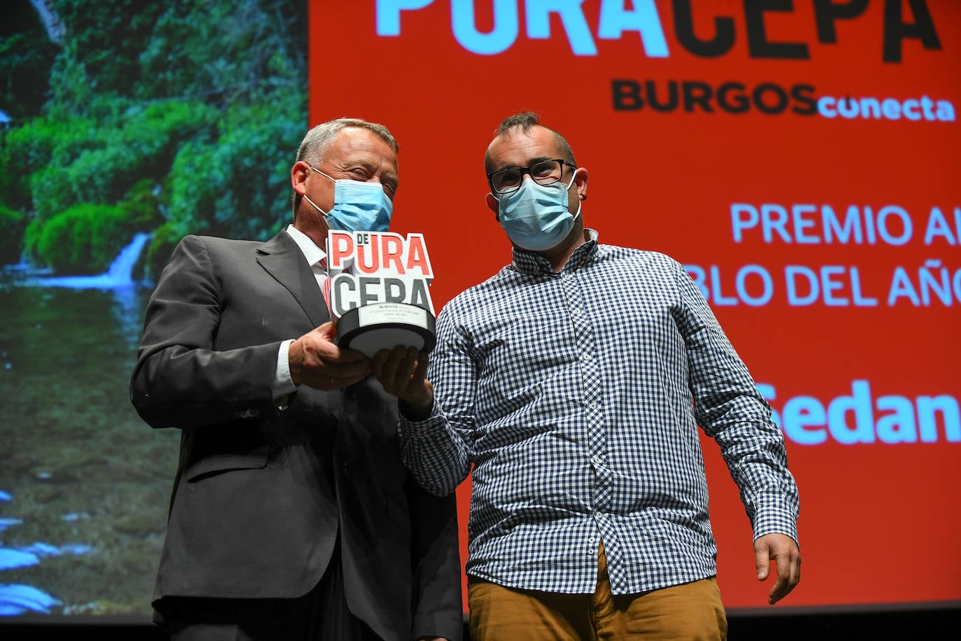 Los premiados posan con su galardón De Pura Cepa.