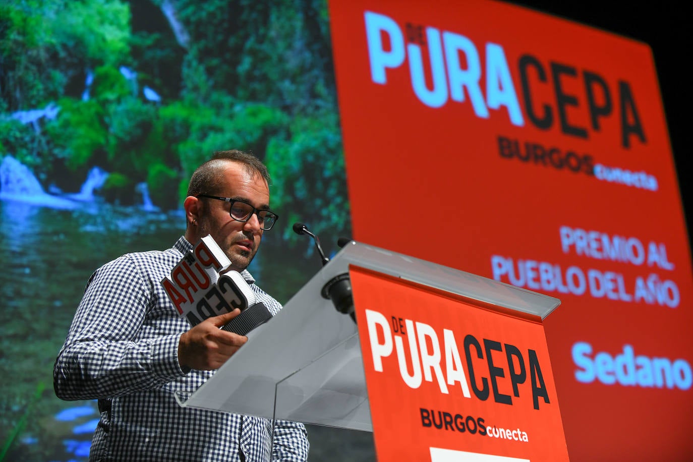 Los premiados posan con su galardón De Pura Cepa.