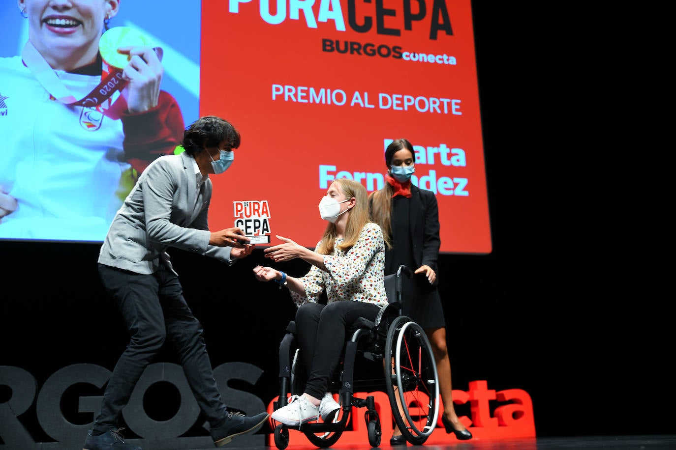 Los premiados posan con su galardón De Pura Cepa.