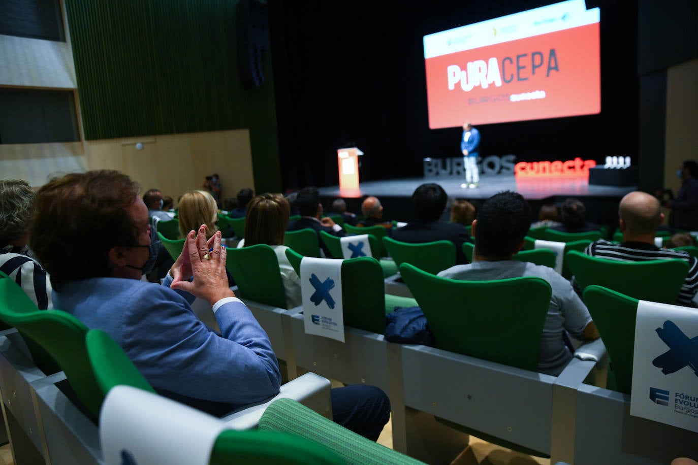 Los premiados posan con su galardón De Pura Cepa.