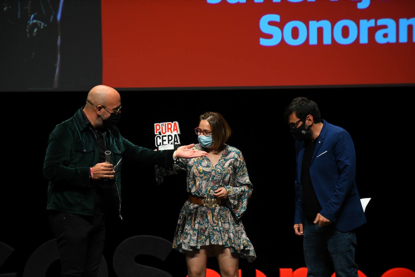 Los premiados posan con su galardón De Pura Cepa.