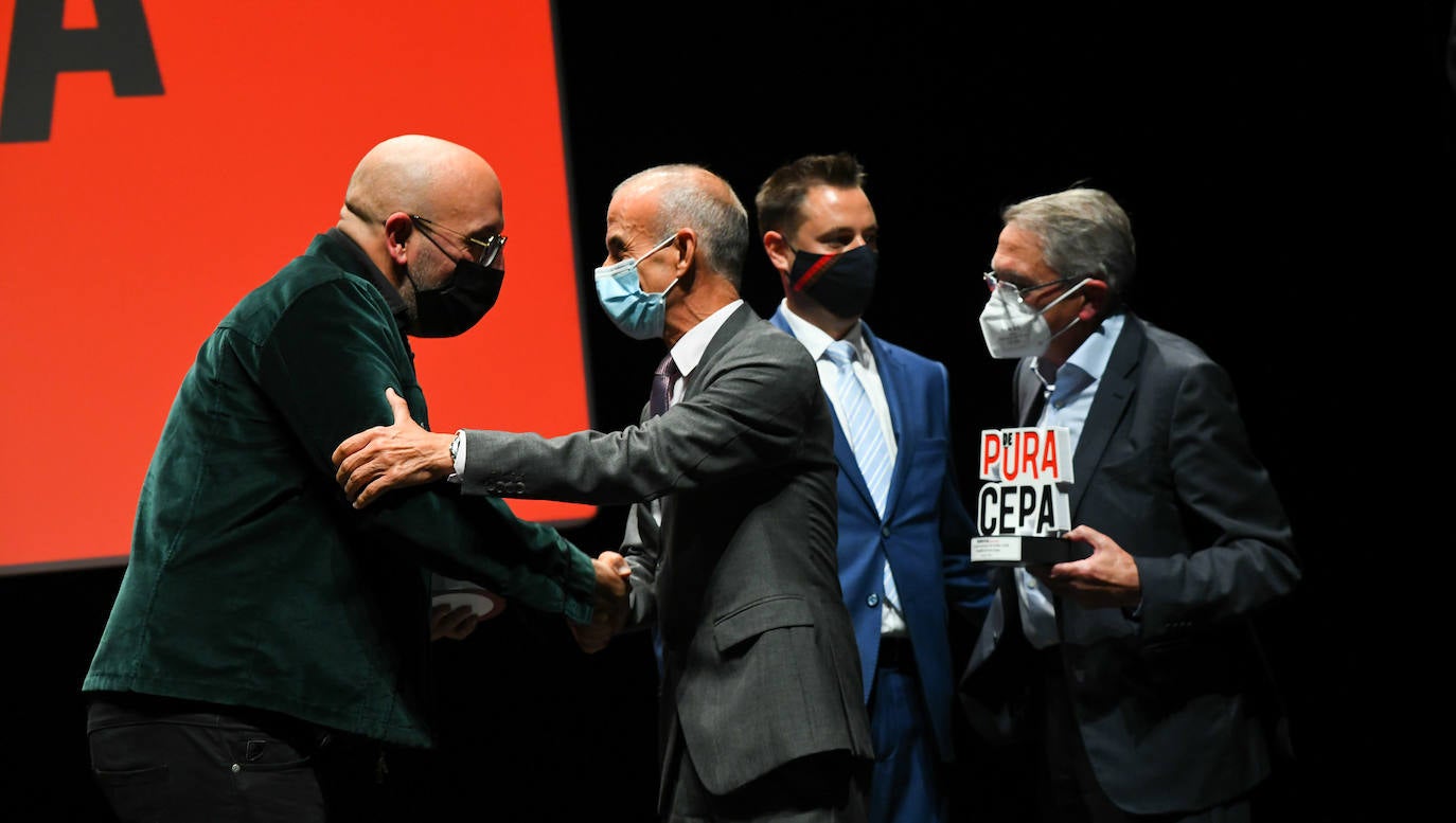 Los premiados posan con su galardón De Pura Cepa.