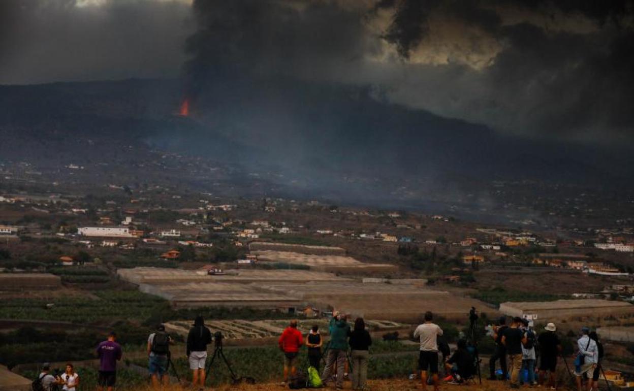 Imagen de la isla de La Palma, con la erupción del volcan al fondo.