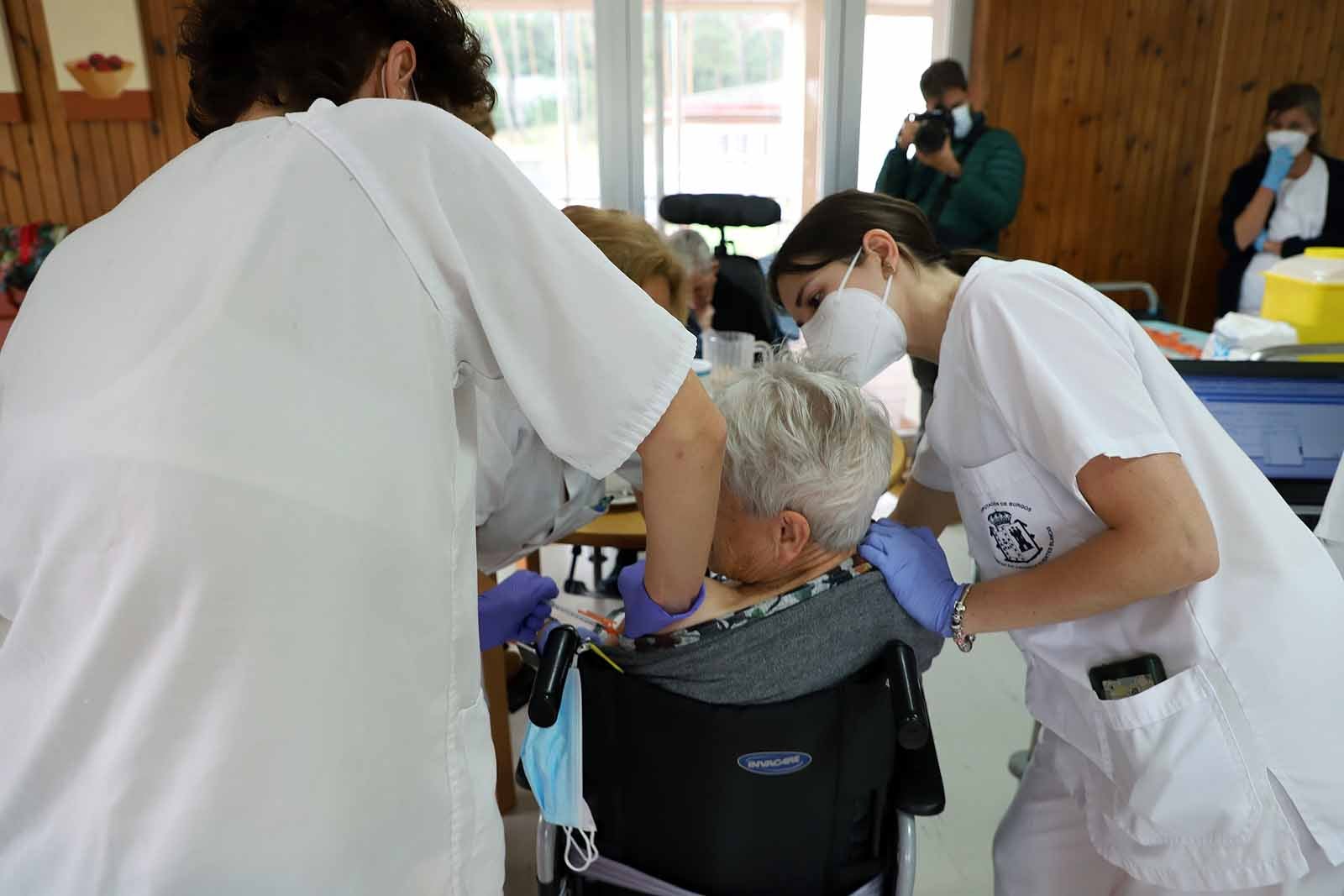 Atención Primaria inicia la vacunación de refuerzo en la residencia de adultos asistidos Fuentes Blancas de la Diputación de Burgos.