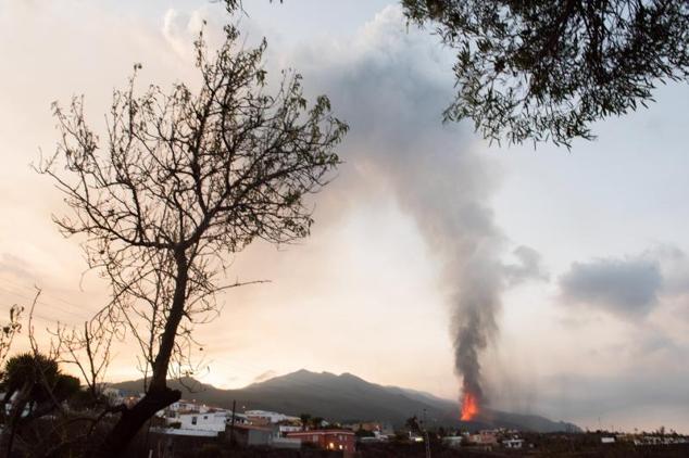 Colimna de humo en el quinto día de actividad del volcán.