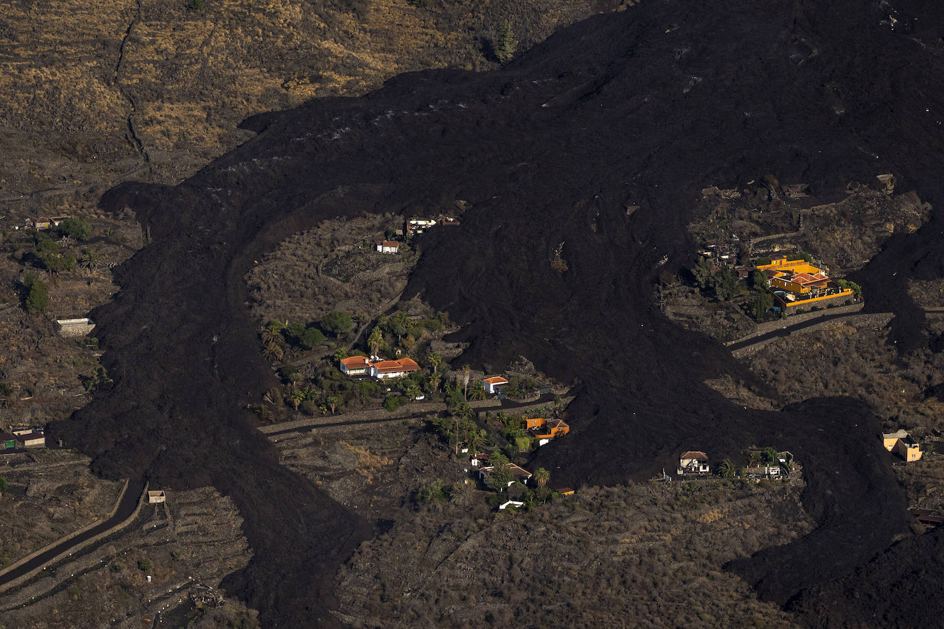 Casas arrasadas por la lava.