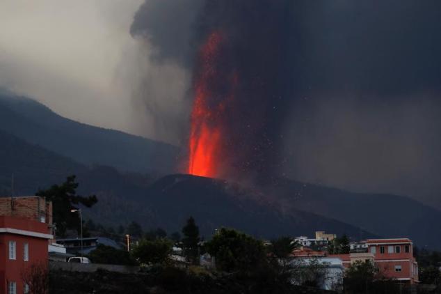 La lava se eleva tras la erupción del volcán. 