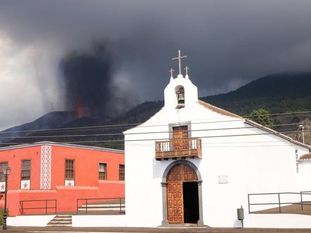 La iglesia de San Nicolás de Bari, en La Palma, que ya fue desalojado durante la erupción del volcán San Juan en 1949.