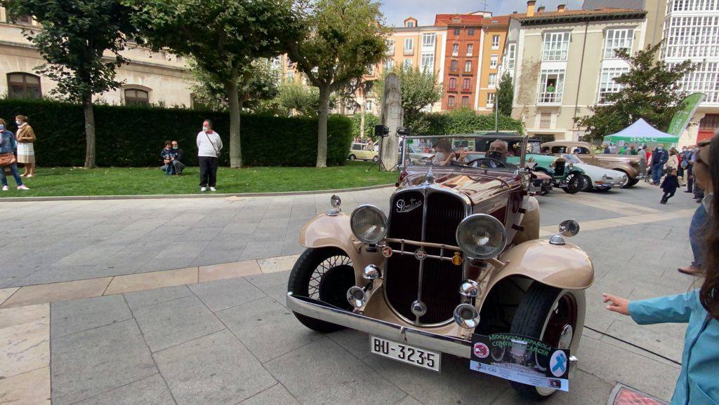 Fotos: Burgos se llena de coches clásicos en favor de la AECC