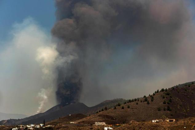 El volcán Cumbre Vieja arroja lava, ceniza y humo.