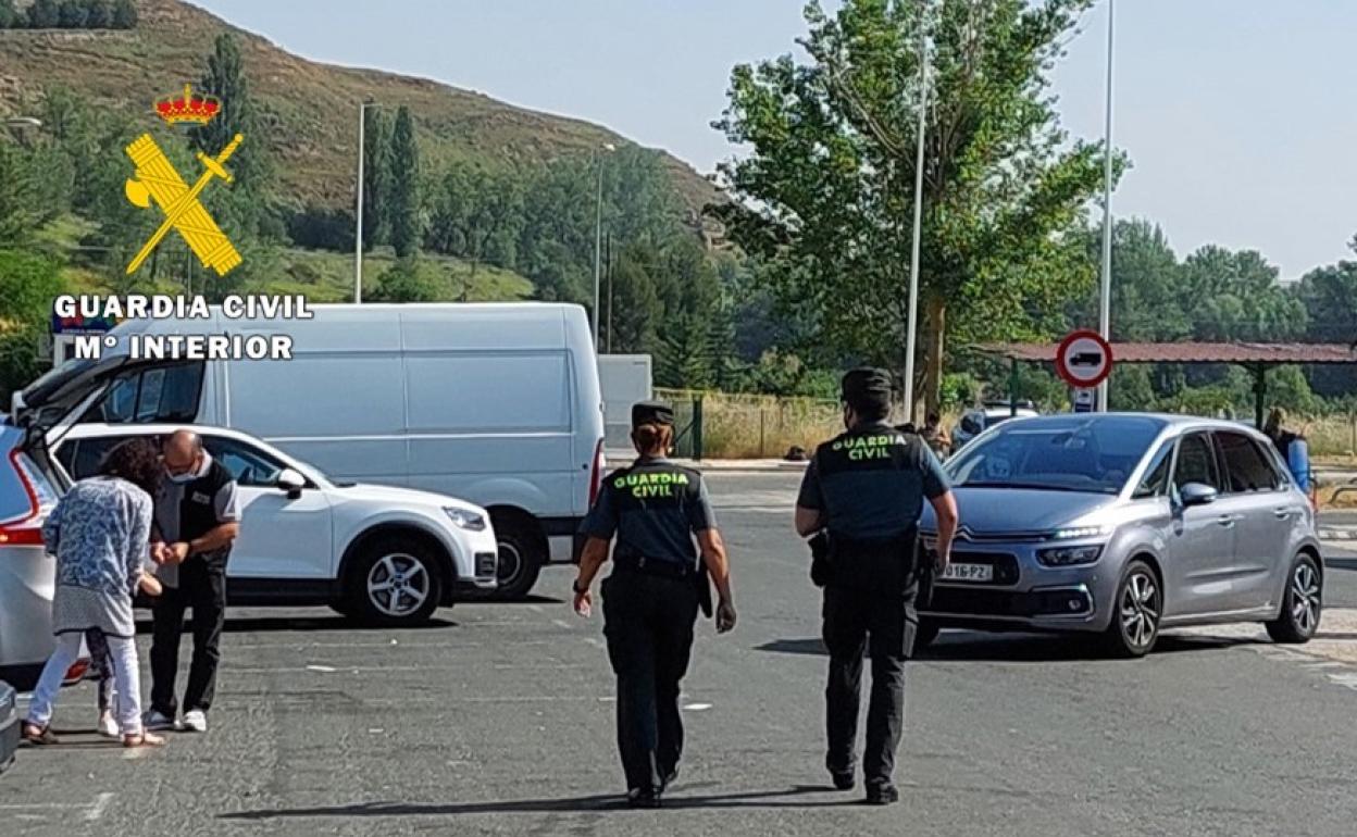 La Guardia Civil realiza labores de vigilancia en las estaciones de servicio.