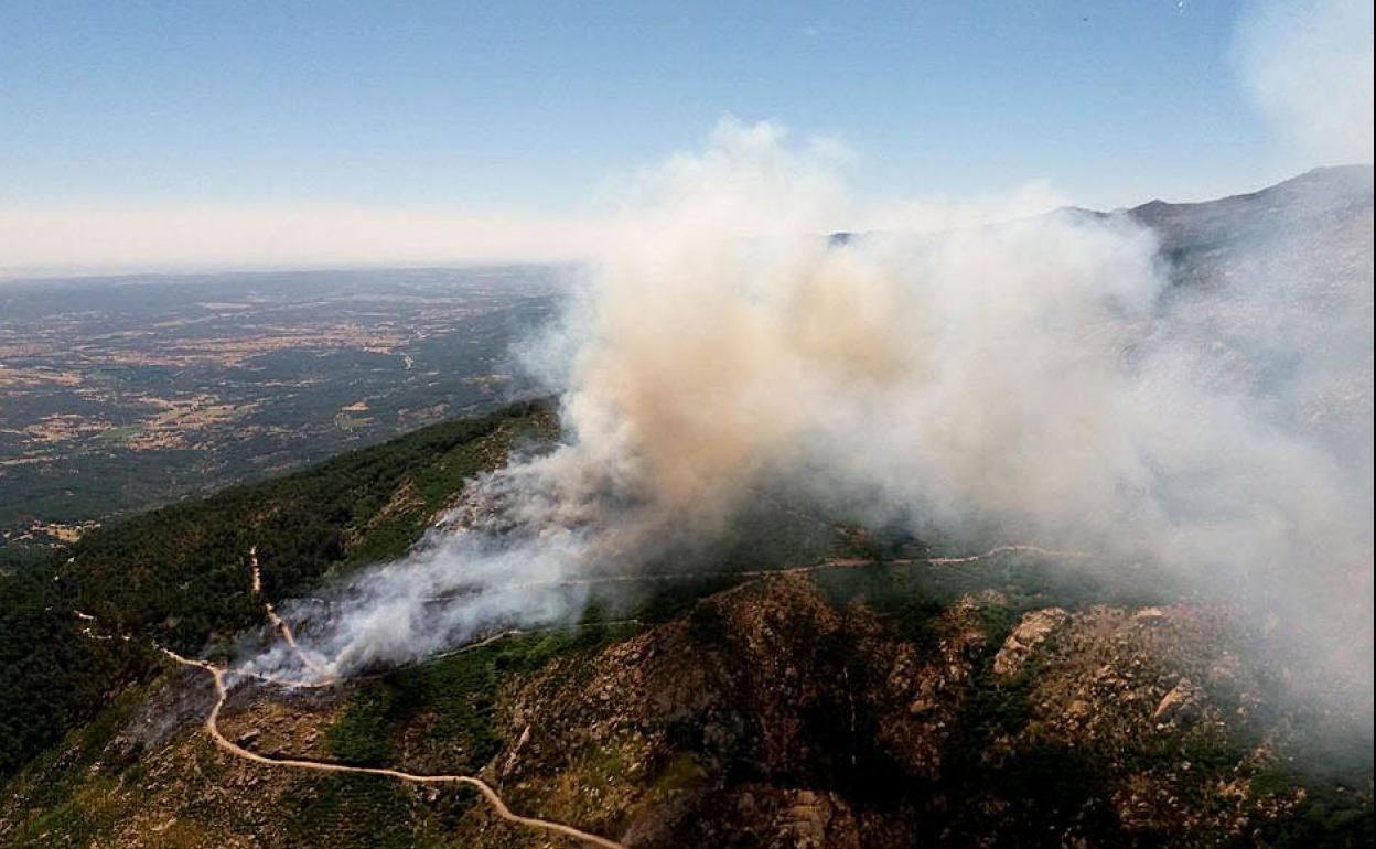 Vista del incendio desde uno de los aviones.