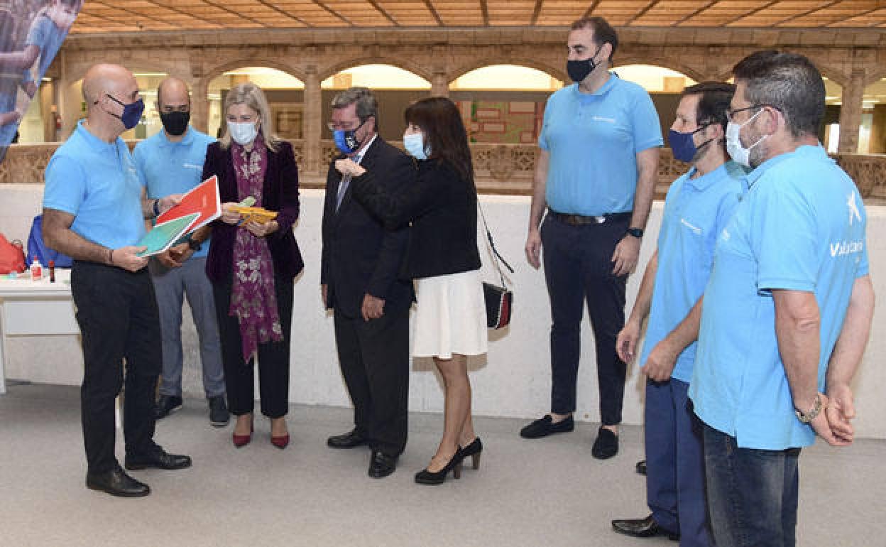 En la presentación de la campaña participaron César Rico, presidente de la Diputación Provincial de Burgos (centro), a su derecha, Belén Martín, directora territorial de CaixaBank en Castilla y León y frente a ellos, José Miguel Ruiz Martínez, delegado de la Asociación de Voluntarios 'La Caixa' de Burgos. 