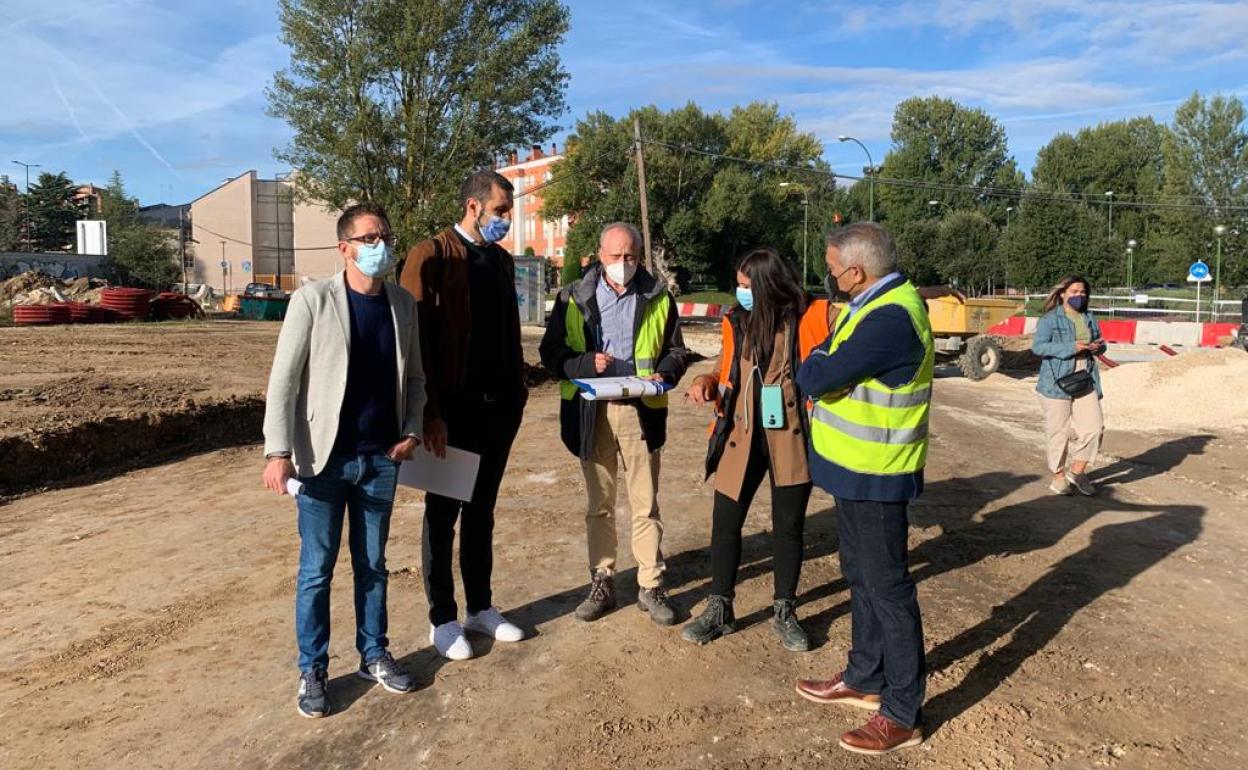 Josué Temiño y Daniel Garabito han visitado las obras de ampliación del Parque Lineal del Vena.