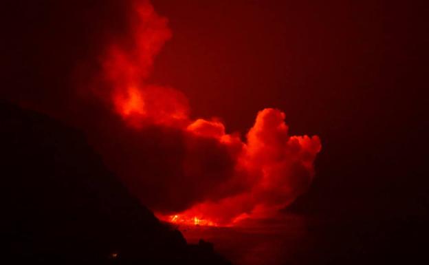 Caída al mar de la lava del volcán de La Palma.