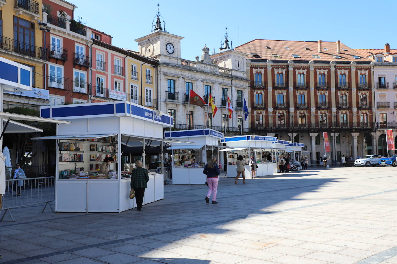 Fotos: La Feria del Libro de Burgos abre sus puertas en la Plaza Mayor