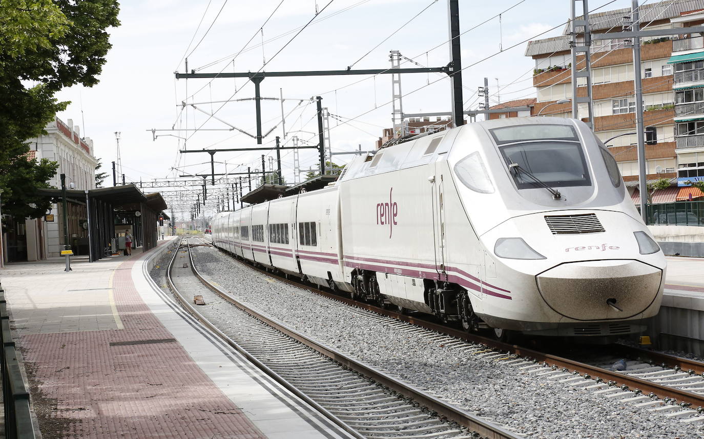 AVE de Alicante a Santander parado en la estacion de Palencia.