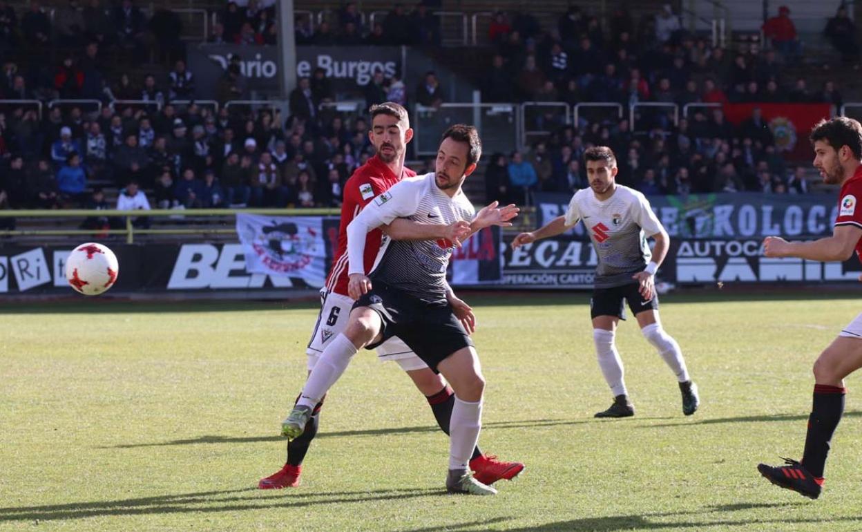 Imagen del último derbi en El Plantío, con Undabarrena con la camiseta del Mirandés. 