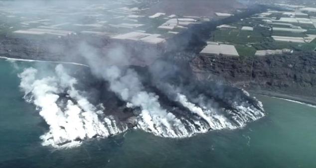 Una captura de pantalla muestra lava y humo tras la erupción.