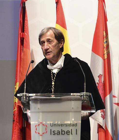 Alberto Gómez Barahona, rector de la Universidad Isabel I, durante su intervención. 