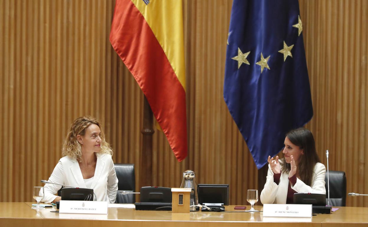 La presidenta del Congreso, Meritxell Batet, y la ministra de Igualdad, Irene Montero, durante la jornada de inauguración este jueves.