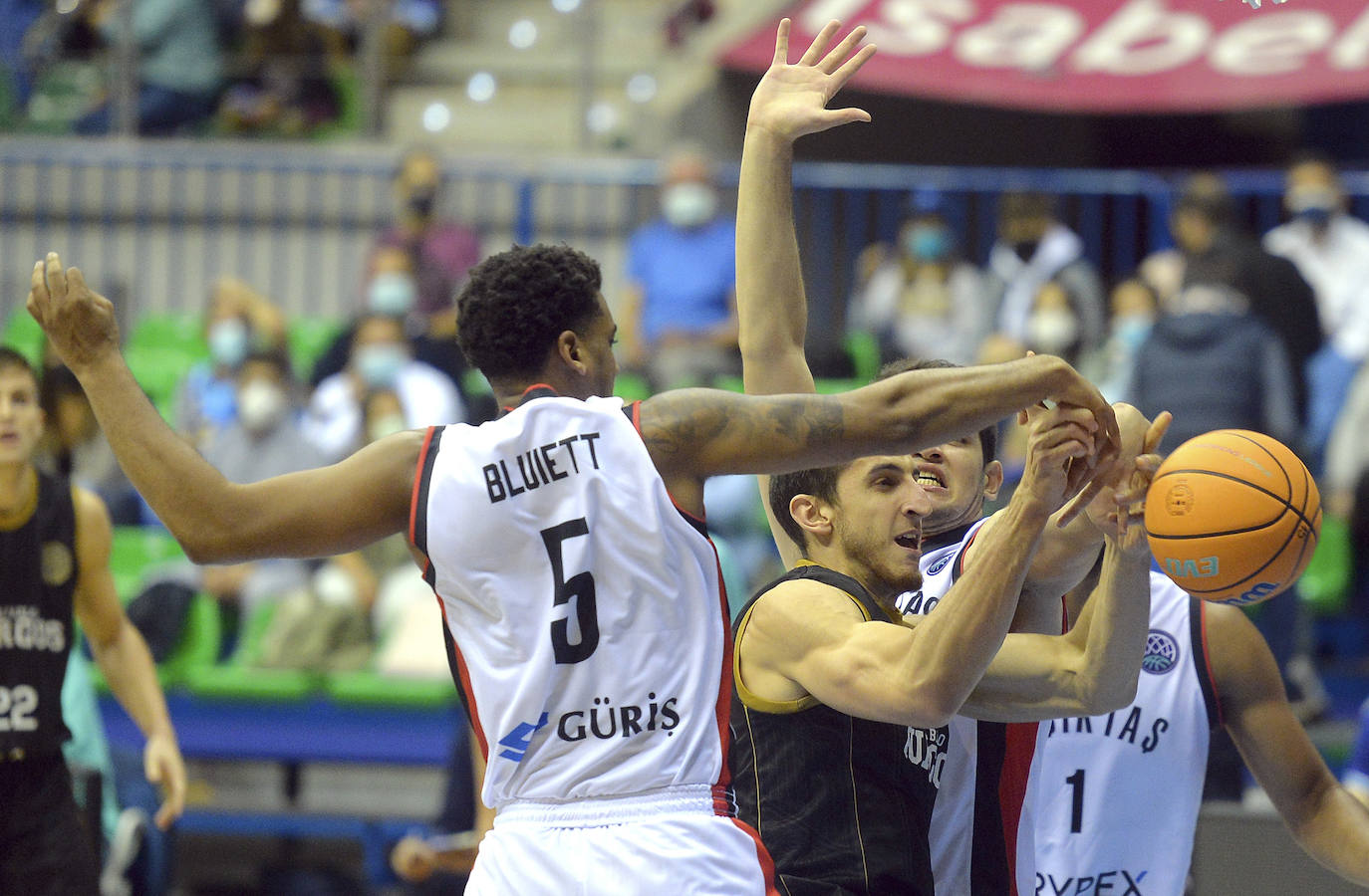 Los burgaleses se estrenan en la Champions League con un sufrido triunfo.