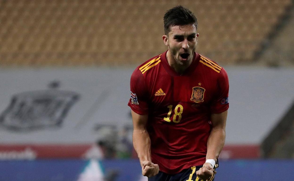 Ferran Torres, celebrando un gol con la selección española. 