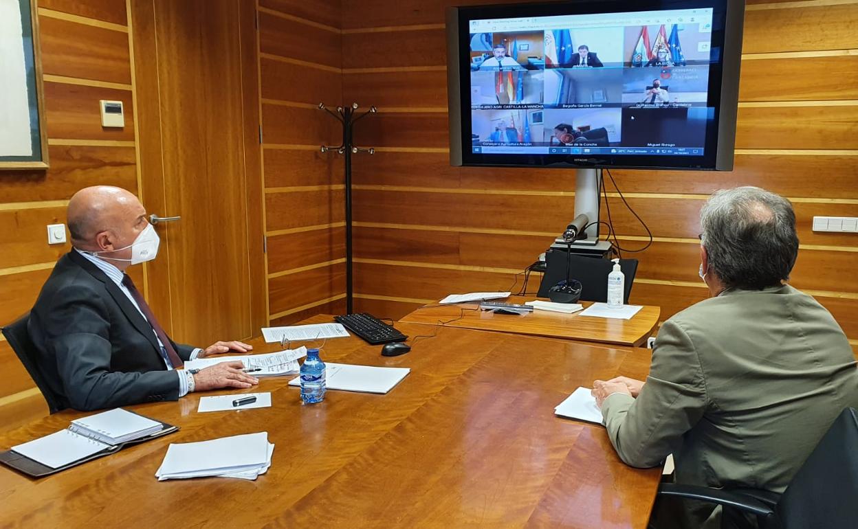 Jesús Julio Canero y el secretario general de la Consejería, Eduardo Cabanillas, durante la reunión del Consultivo. 