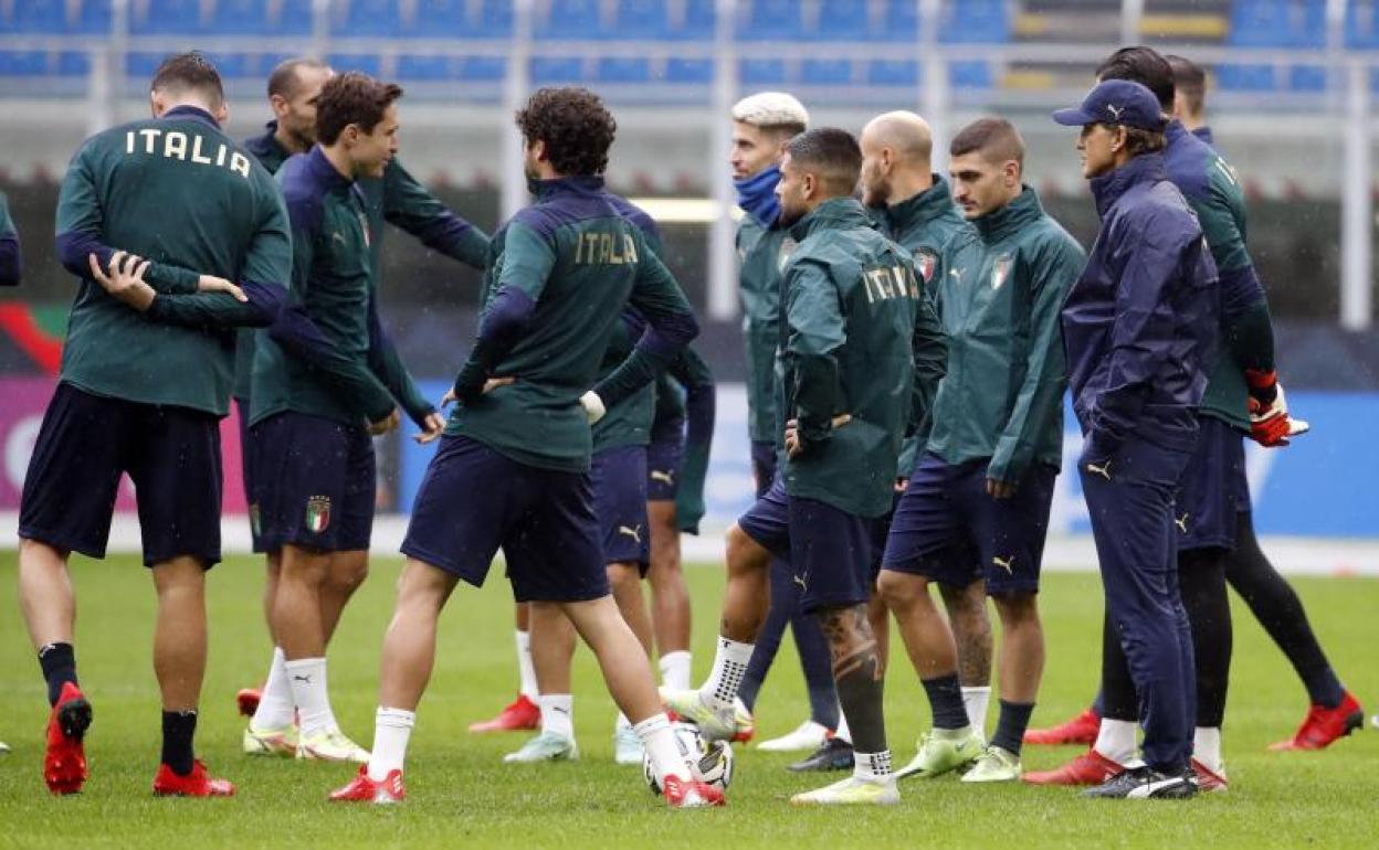 Los futbolistas de la selección italiana, durante el entrenamiento del martes en San Siro. 