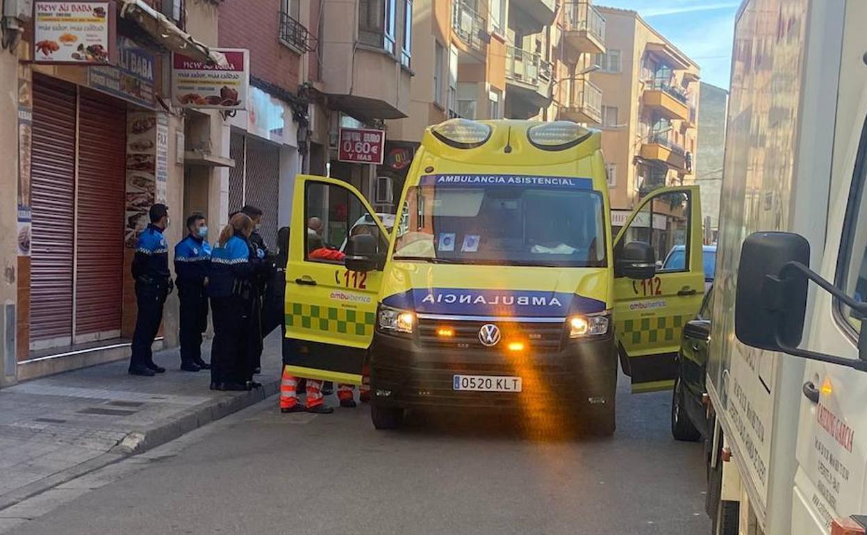 Sanitarios y policía en la calle donde ha tenido lugar el triste fallecimiento.