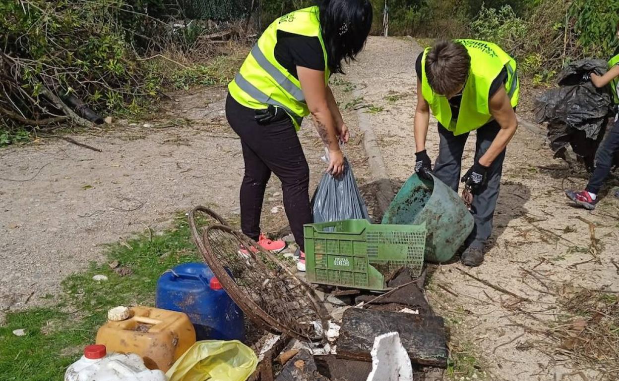 Un grupo de voluntarios ya acudió a limpiar la senda del visón el pasado sábado. 