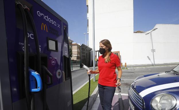 Recarga de un vehículo eléctrico en Córdoba 