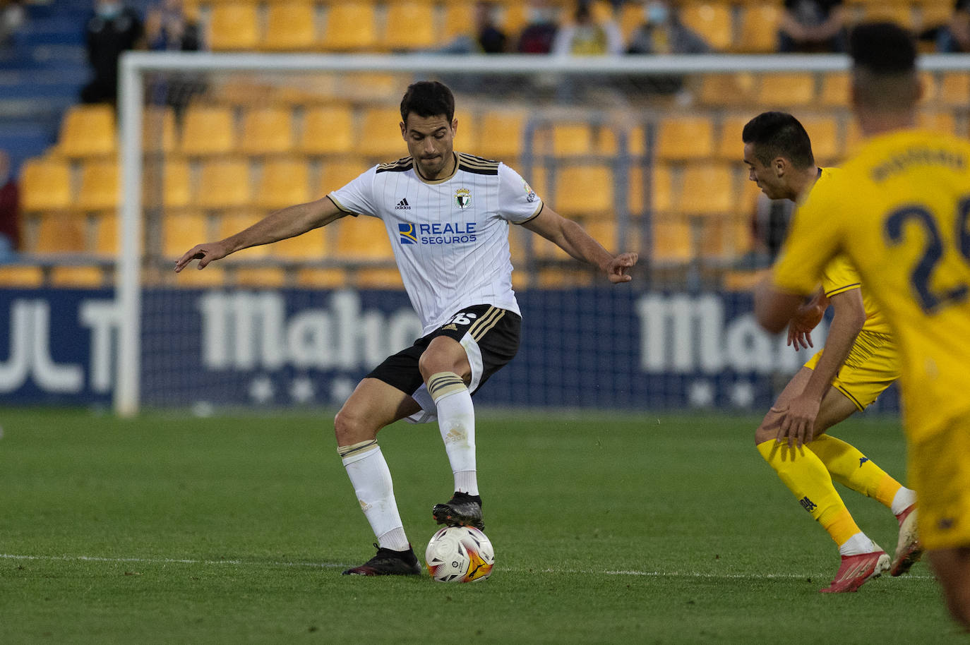 Fotos: El Burgos CF cae en casa del colista