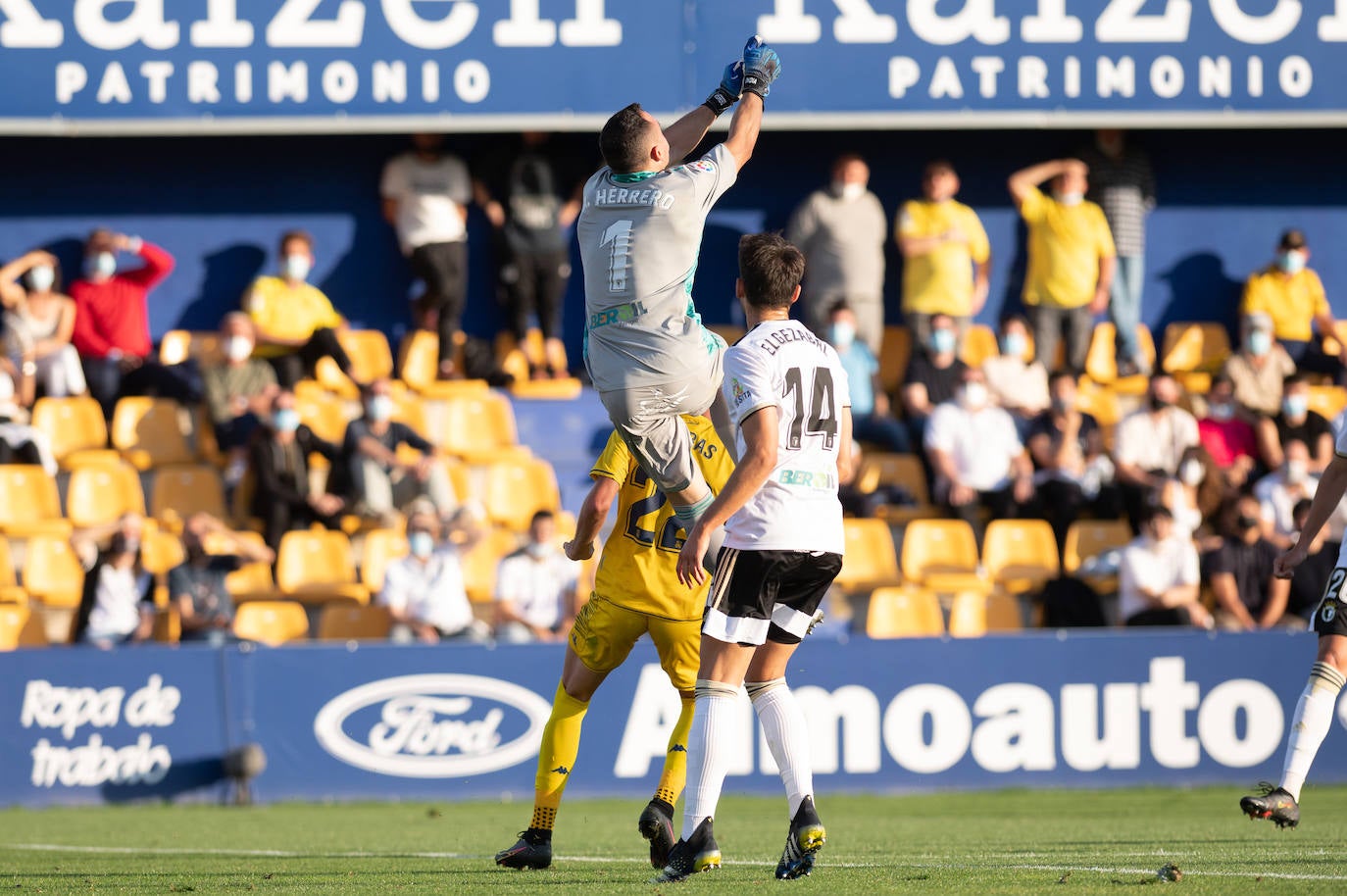 Fotos: El Burgos CF cae en casa del colista