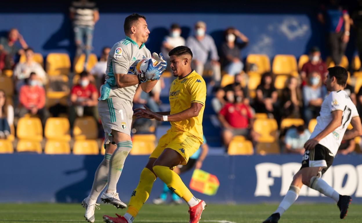 Alfonso Herrero volvió a rendir a gran nivel, pero no pudo hacer nada en el gol. 