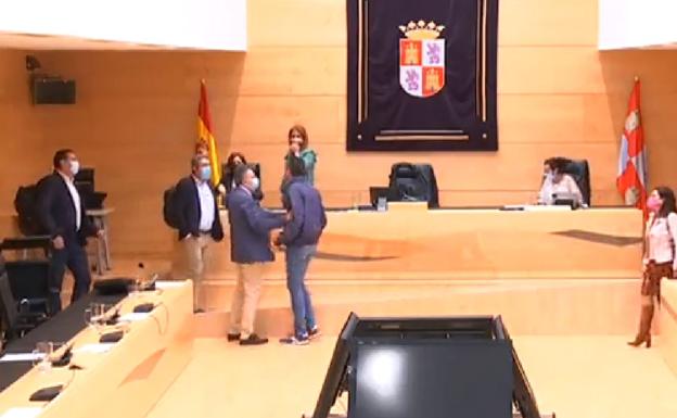 Las acusaciones de corrupción provocan una «pelea de taberna» entre dos procuradores de PP y PSOE