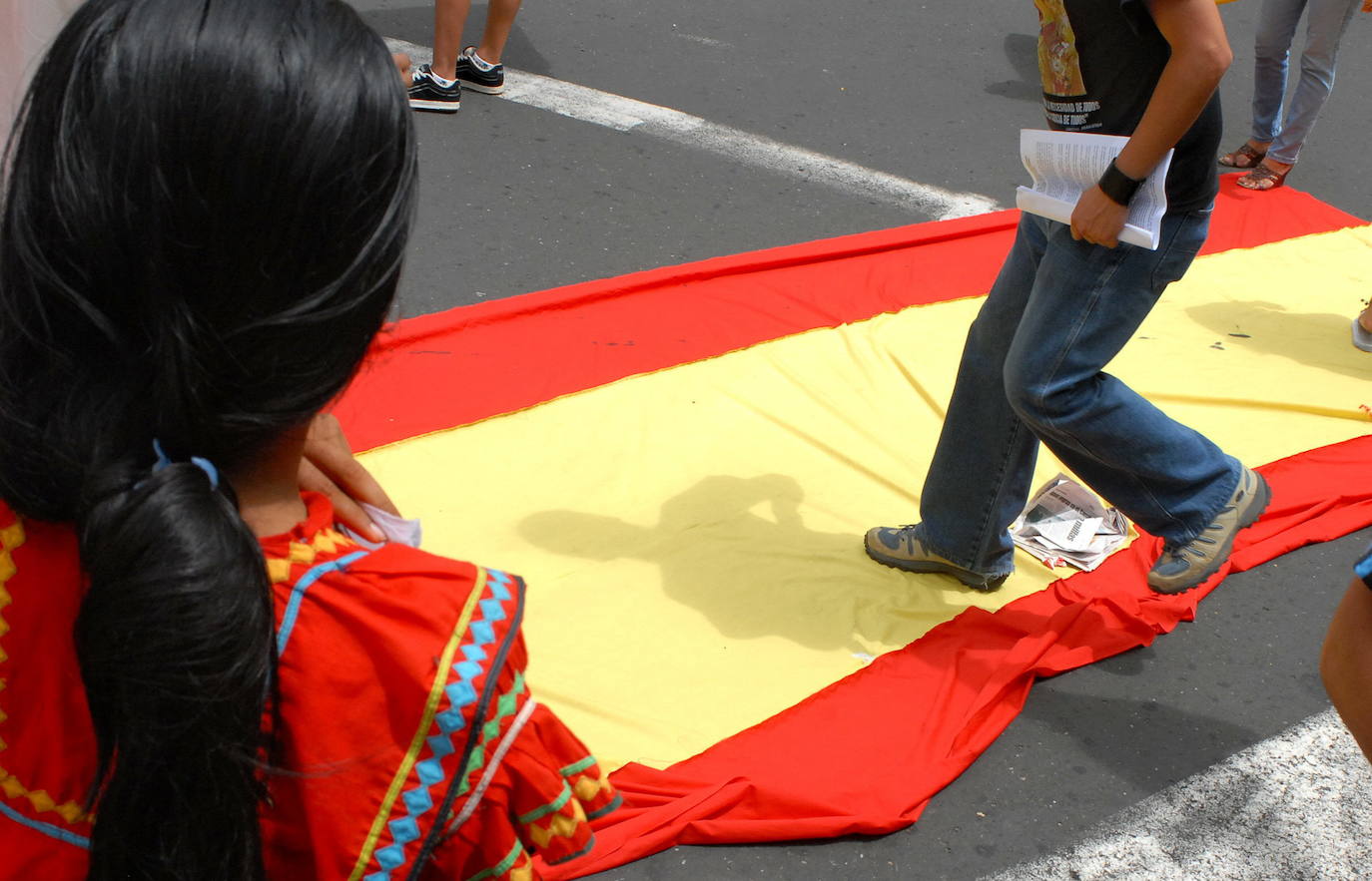 Grupo de indígenas y estudiantes protestan contra el 515 aniversario del descubrimiento de América por los españoles en 2007 en Panamá. 